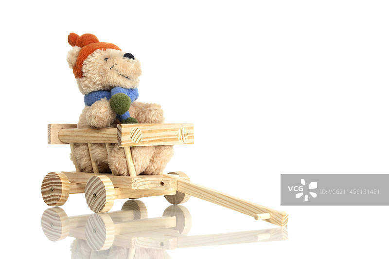 手推装有泰迪熊的推车图片素材
