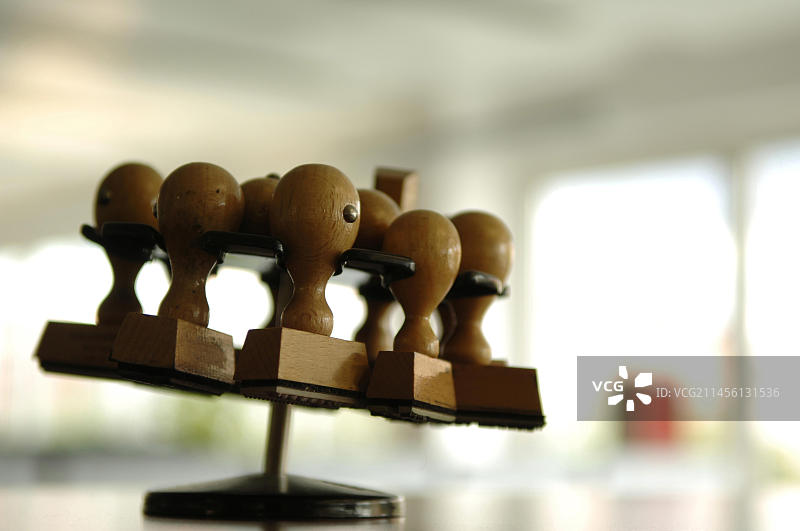 办公室里带有木制印章的施丹旋转印章图片素材