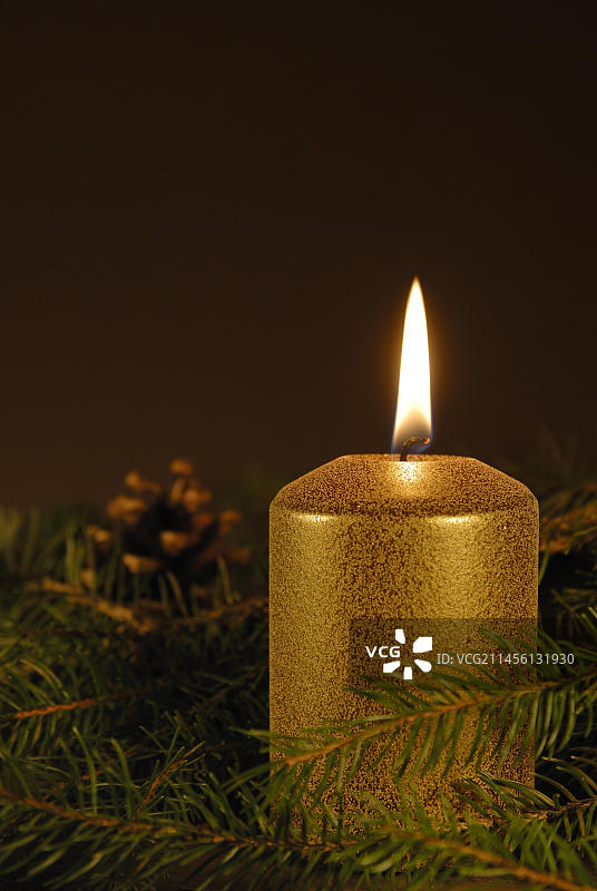 带圣诞装饰的燃烧的蜡烛图片素材