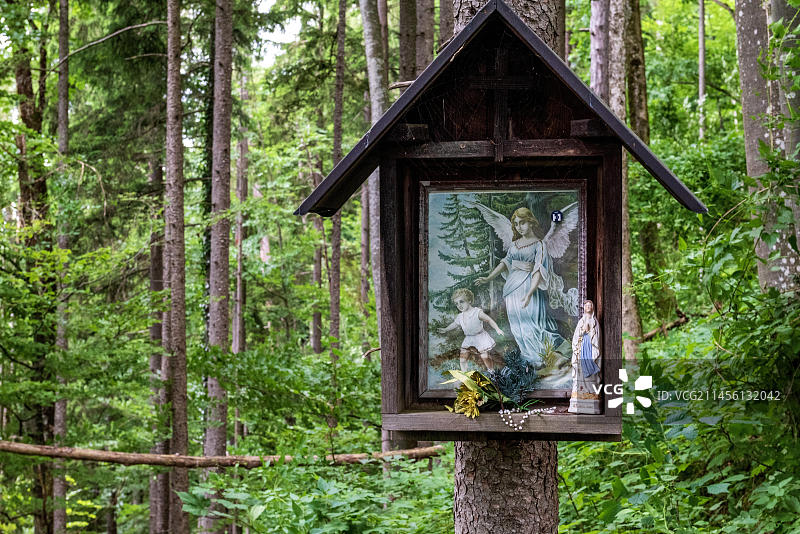 奥地利上奥地利州莫尔恩附近，Schoberstein附近的Pranzlgraben徒步小径上的路边神殿图片素材