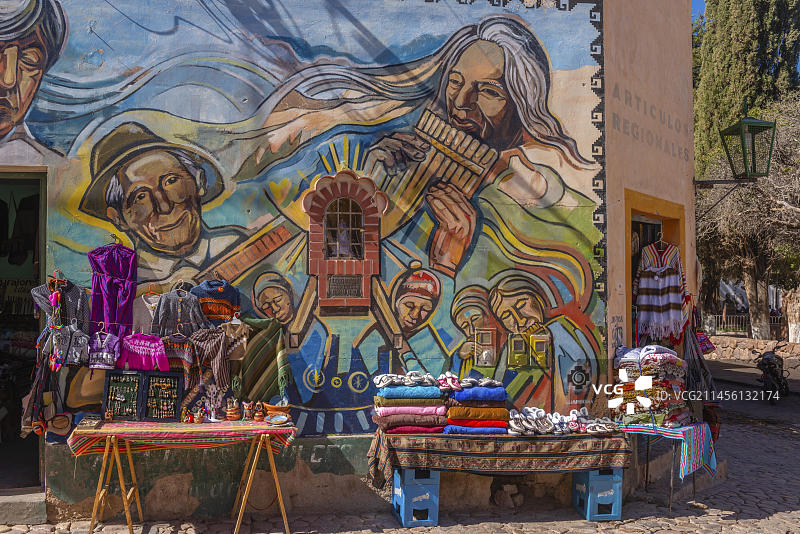 阿根廷胡马瓦卡村纺织品街头售卖及艺术壁画图片素材