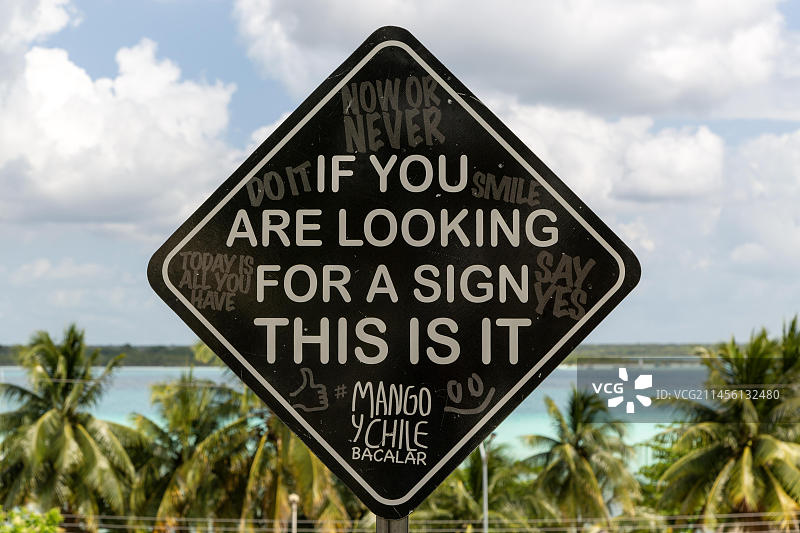 芒果Y Chile餐厅宣传广告，位于墨西哥尤卡坦半岛金塔纳罗奥巴卡拉尔图片素材