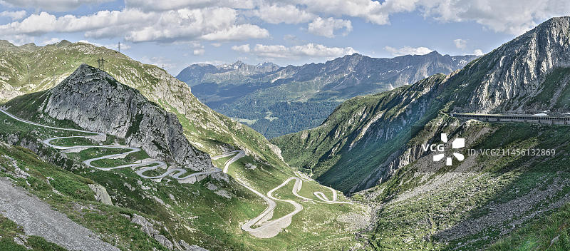 瑞士Tremola南部历史悠久的行车道全景照片,从艾罗洛到戈特哈德山口,右侧是现代山口道路的雪崩保护罩,通往北部下降到霍斯彭塔尔,乌里州,欧洲图片素材