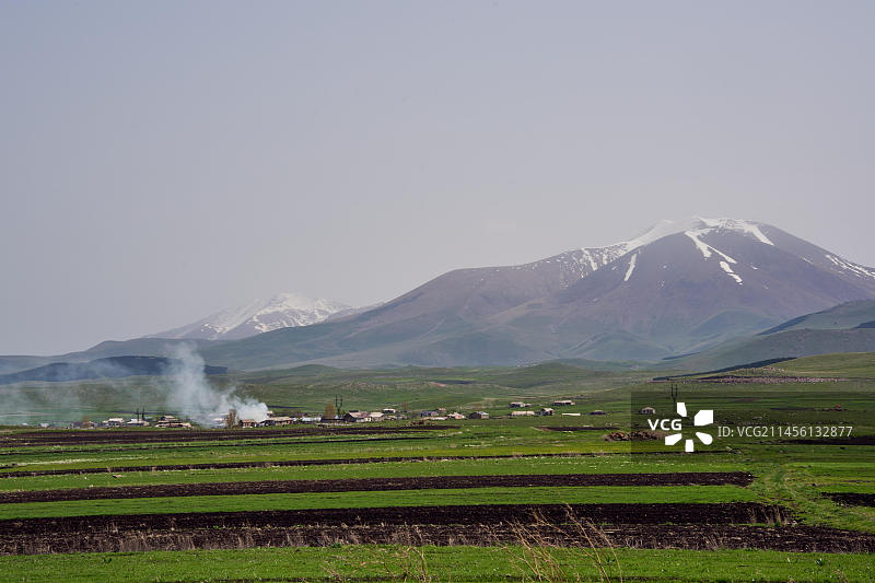 格鲁吉亚贾瓦赫季高原的村庄和农田图片素材