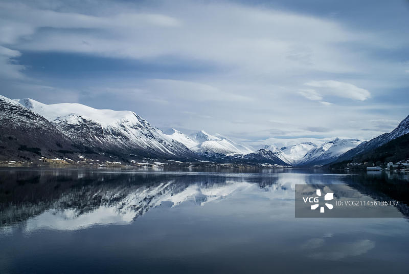 挪威翁达尔斯内斯雪山山脉在水中倒影的照片图片素材