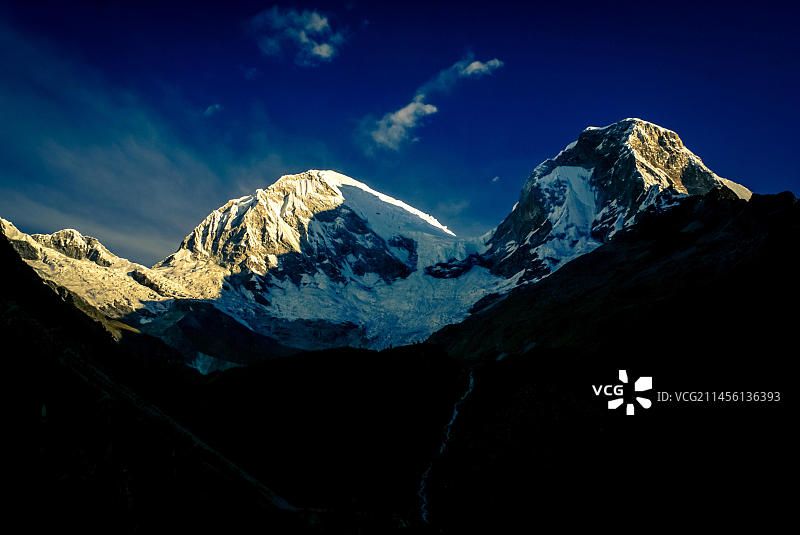 秘鲁瓦斯卡兰国家公园的黑暗雪山山脉照片图片素材
