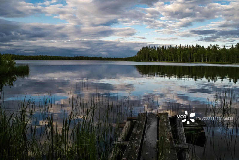 芬兰考科·萨尔梅拉湖区，浪漫的老木制码头的照片图片素材