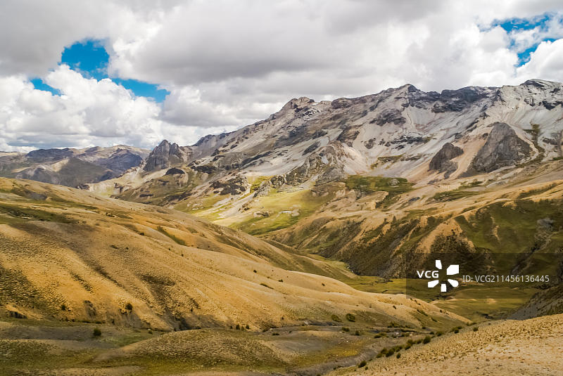 南美洲秘鲁奥桑加特山多云天空下的荒野照片图片素材