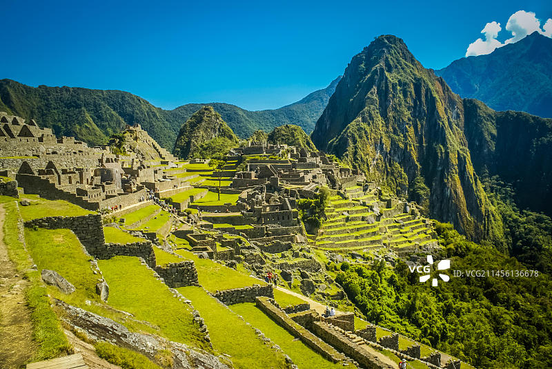 秘鲁库斯科山谷附近，植被茂盛的山区古老石屋遗址图片素材