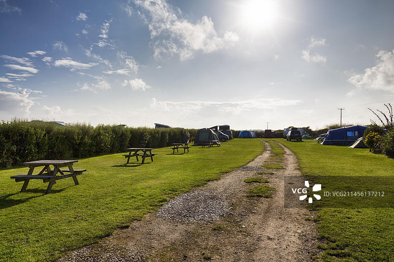 位于英国康沃尔圣利凡露营地的露营车和帐篷图片素材
