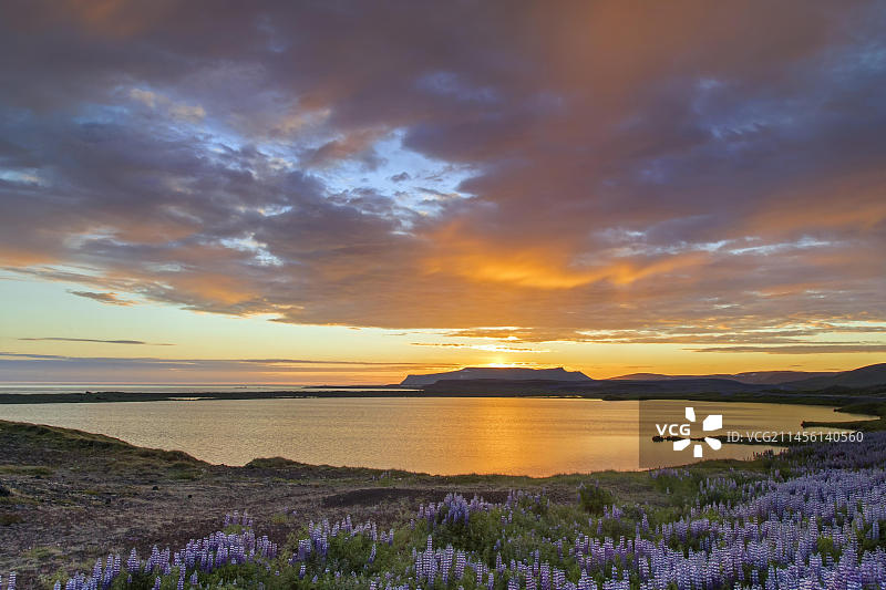 冰岛东北部，科帕斯克附近普雷斯托拉隆湖日落时的雨云图片素材