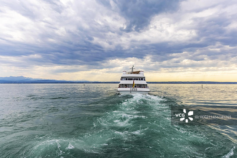 傍晚的康斯坦茨湖及齐柏林伯爵号游船（伊门斯塔德，巴登-符腾堡州，德国，欧洲）图片素材