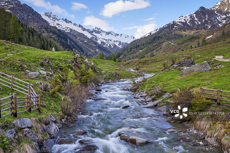 阿尔谷的阿尔河，位于意大利博尔扎诺图片素材