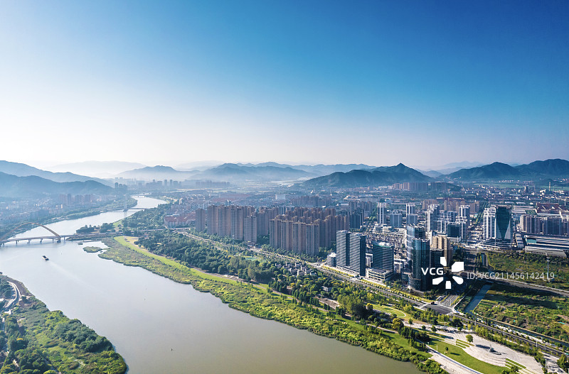 航拍上虞曹娥江畔城市风光图片素材