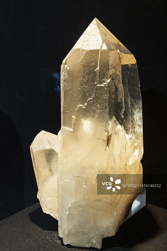 晶莹通透的天然水晶原矿石图片素材