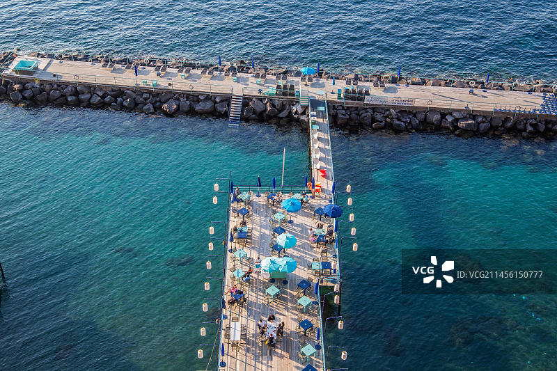 索伦托半岛的那不勒斯湾海边浴场图片素材