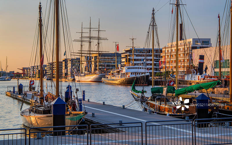 不来梅港新港的鲸鱼号破冰船和德国号帆船训练舰图片素材