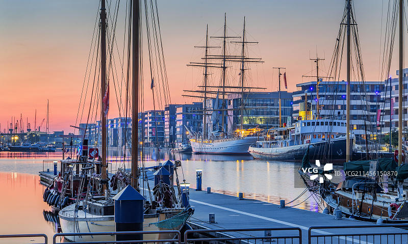 德国不来梅哈芬新港的鲸鱼号破冰船和德国号帆船训练舰图片素材