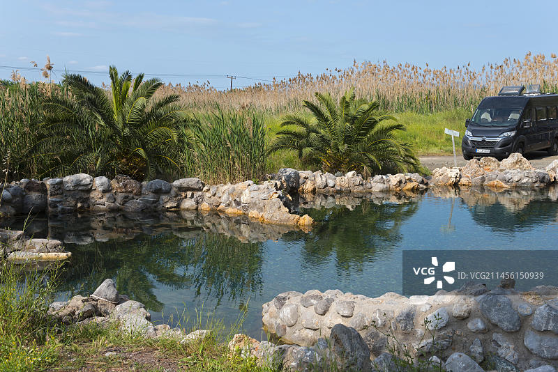 库尼亚维提温泉浴场露营车，希腊中部弗蒂奥蒂斯卡梅纳沃尔拉图片素材