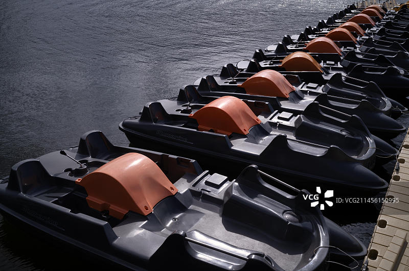 脚踏船，船只租赁，艾达特湖，火山湖，艾达特，多姆山省，奥弗涅-罗讷-阿尔卑斯大区，法国，欧洲图片素材