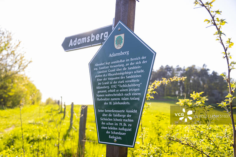 亚当斯贝格的樱桃大道，可欣赏柯尼希施泰因要塞和利利安斯坦的美景图片素材