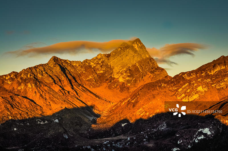 印度尼西亚巴布亚查亚峰日出晨曦山峰照片图片素材