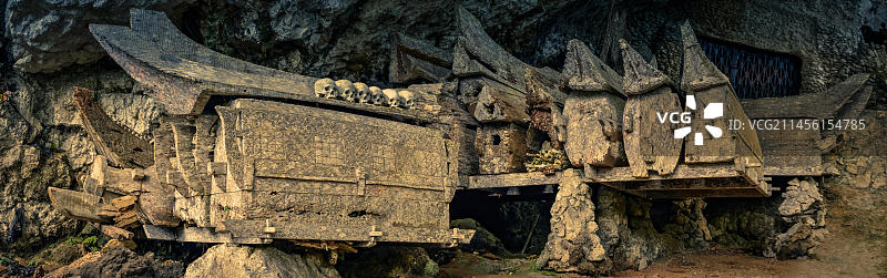 印度尼西亚苏拉威西岛的坟墓和木制棺材照片图片素材