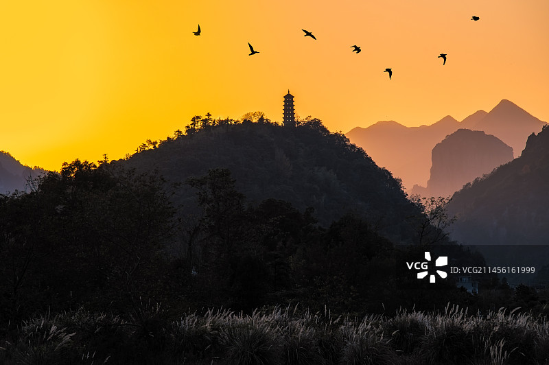 浙江雁荡山仙溪古镇日落夕阳图片素材