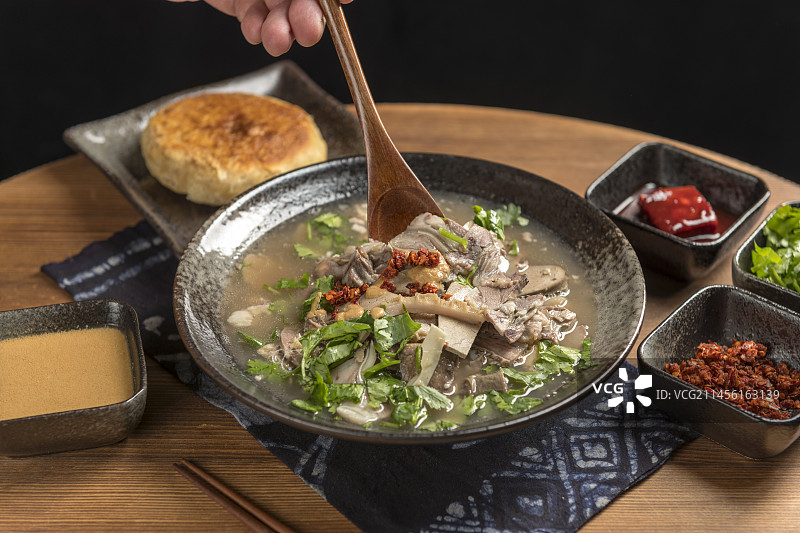 天津小吃全羊汤羊杂汤摆放在木桌面上特写图片素材