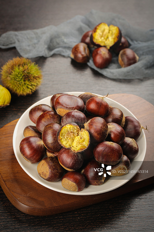 深底上的新鲜板栗图片素材