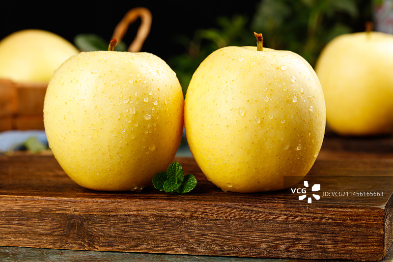 深底上的王林苹果图片素材