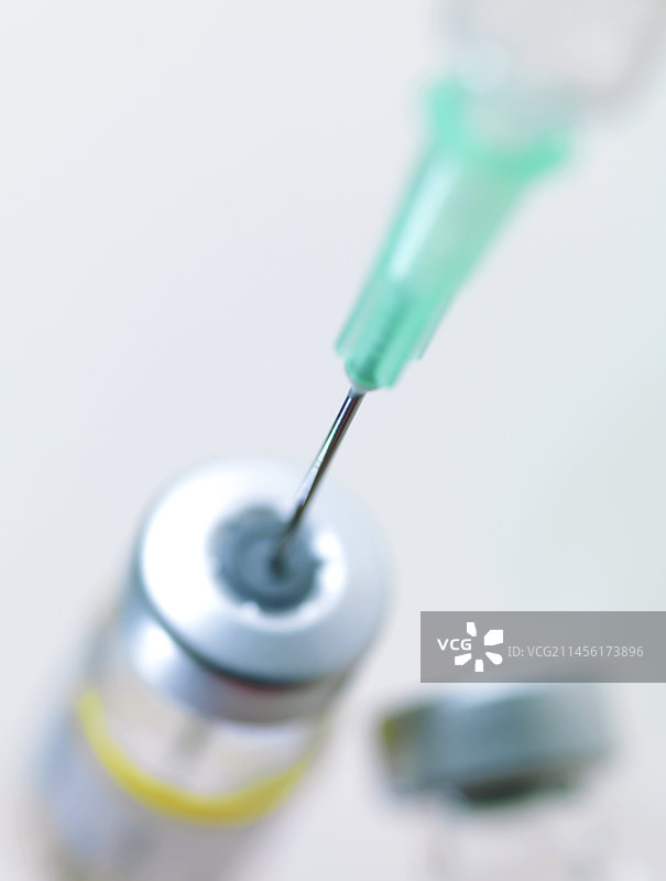 插入疫苗瓶的针头图片素材