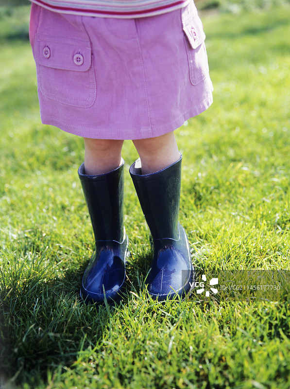 穿着靴子的女孩图片素材