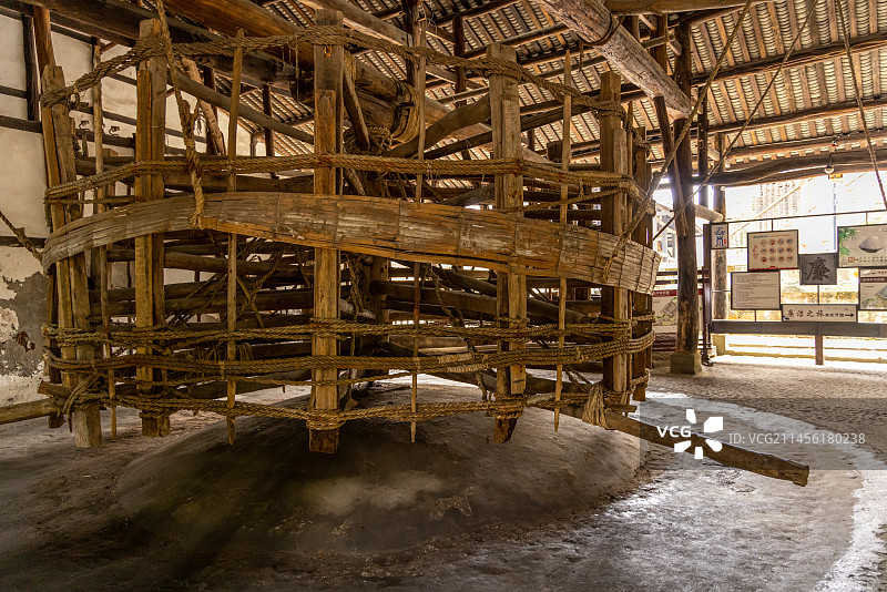 四川自贡燊海井：大车房里的大车图片素材