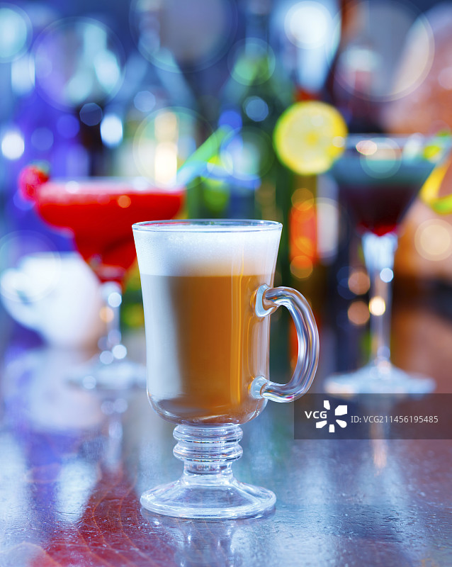 吧台上的爱尔兰咖啡图片素材