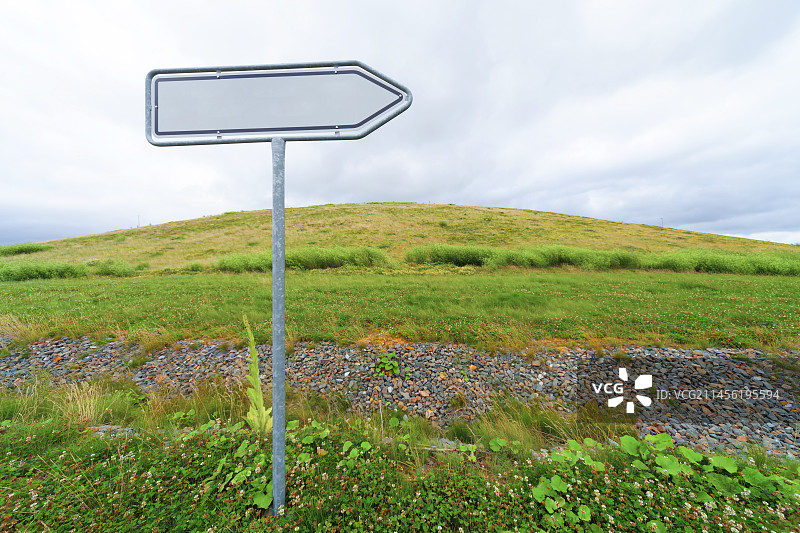 田野中的空白指示牌图片素材