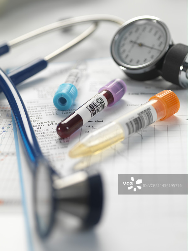 药瓶、听诊器和文件图片素材