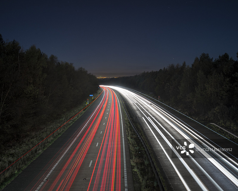 高速公路上的傍晚高峰时段图片素材