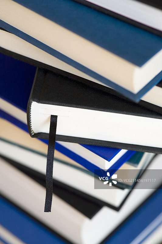 堆叠的精装书图片素材
