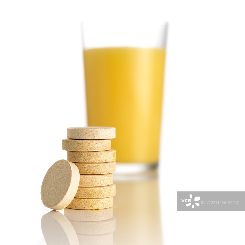 橙汁和维生素C片图片素材