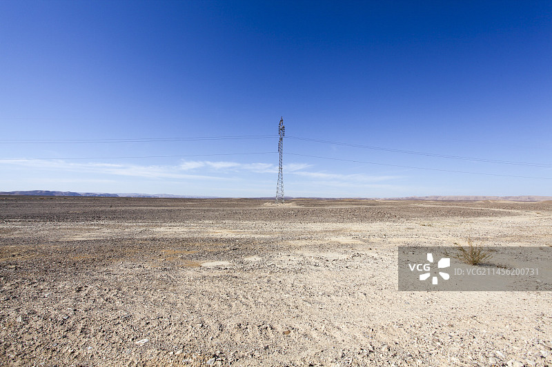 沙漠中的输电塔图片素材
