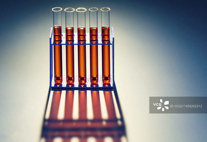 试管中的红色液体图片素材