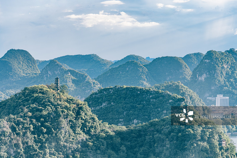 广西柳州喀斯特地貌山丘-蟠龙山双塔图片素材