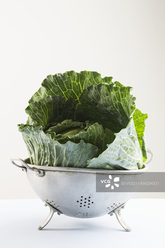 漏勺里的卷心菜叶图片素材