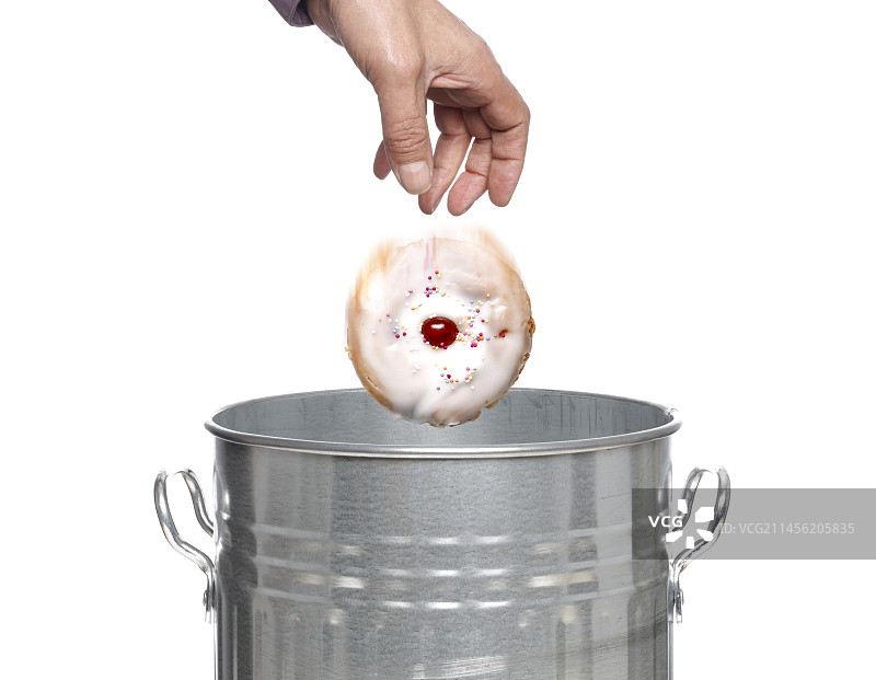 把蛋糕扔进垃圾桶的人图片素材