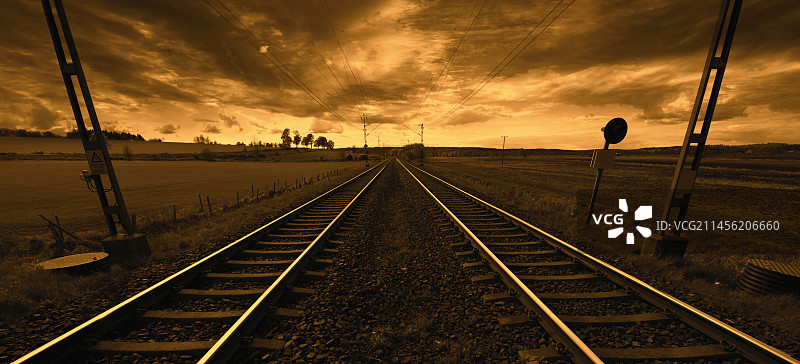 日落时分的火车轨道图片素材
