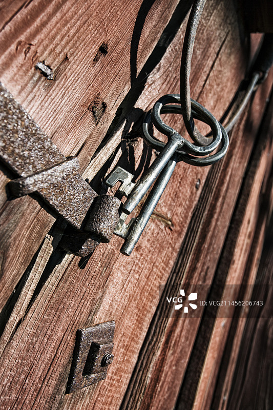 木门上的旧金属钥匙图片素材