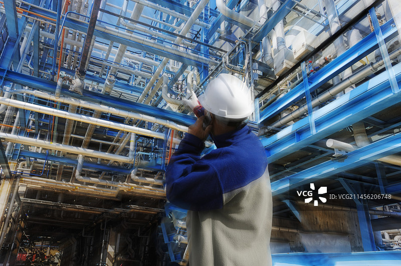 炼油厂内的油气工人图片素材