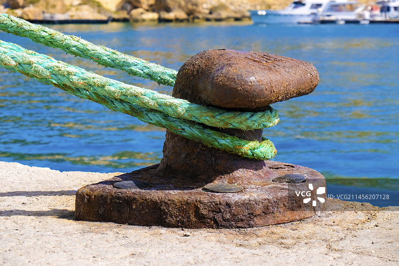 带绳索的生锈系泊柱图片素材