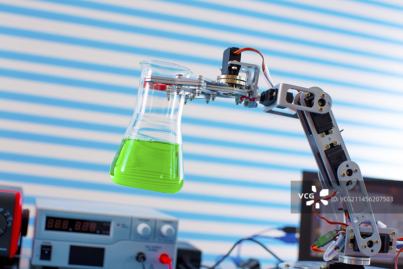 机械臂 holding 化学烧瓶图片素材